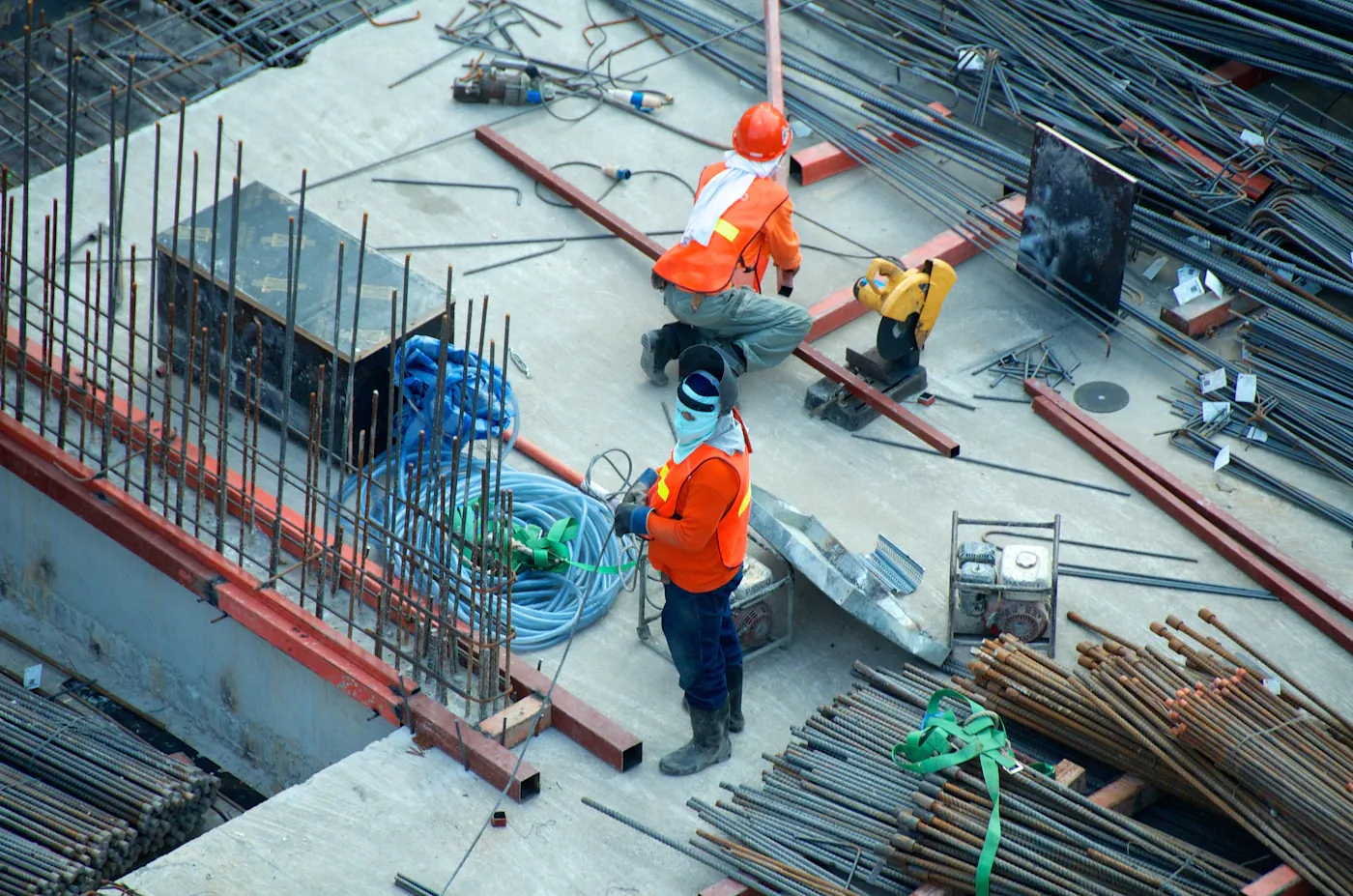 Equipo de Marincea Construcción trabajando en una reforma en Valencia